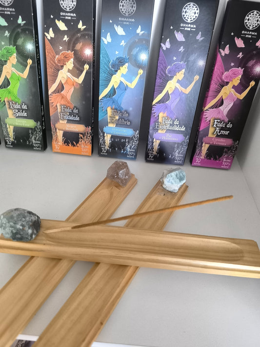 incensário Pedras na base de madeira pinus