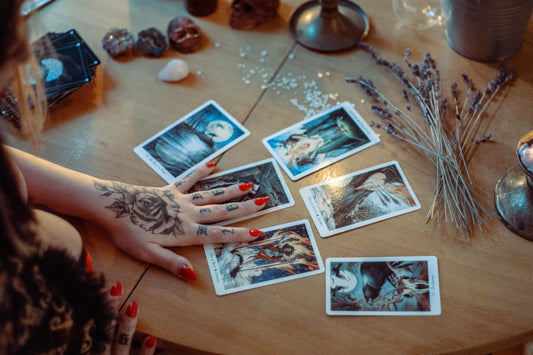 Como funciona o Tarot: entenda a leitura das cartas e o que cada tiragem revela