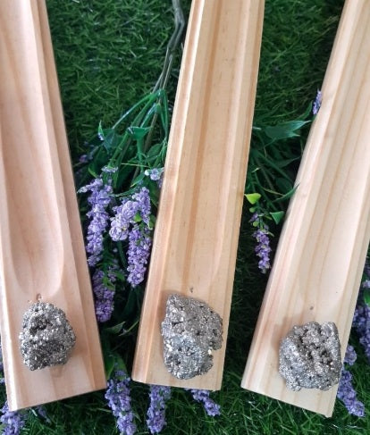 Incensário Pirita na Base de Madeira Pinus