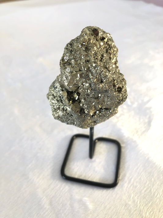 Pirita na Base de Ferro -  A Pedra da Prosperidade e do Brilho Pessoal