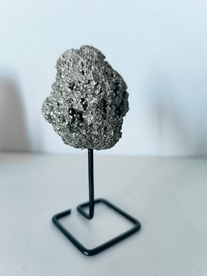 Pirita na Base de Ferro -  A Pedra da Prosperidade e do Brilho Pessoal