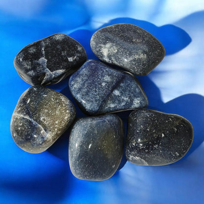 Quartzo Azul Rolado Natural – Calma, Comunicação e Clareza Mental